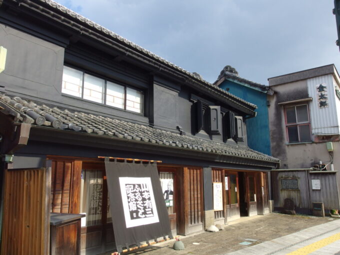 5月下旬蔵の街小江戸栃木蔵の街大通り沿いに建つ山本有三ふるさと記念館