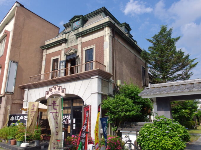 5月下旬蔵の街小江戸栃木蔵の街大通り沿いに建つ好古壱番館の大正時代建築洋館