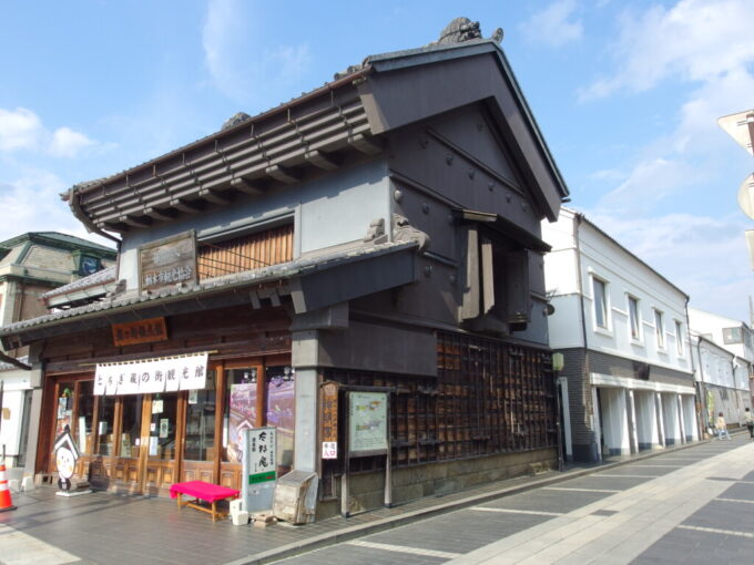 5月下旬蔵の街小江戸栃木蔵の街大通り沿いに建つとちぎ蔵の街観光館の重厚な土蔵