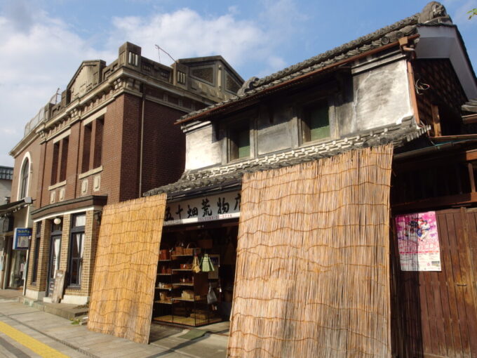 5月下旬蔵の街小江戸栃木蔵の街大通り沿いに並ぶ明治時代の土蔵と大正時代の鉄筋コンクリート造りの洋館