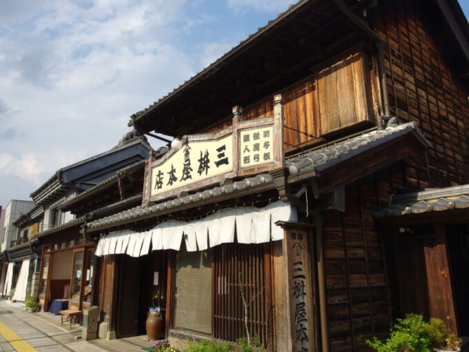 5月下旬蔵の街小江戸栃木蔵の街大通り沿いに並ぶ三桝屋本店の渋い木造建築と重厚な土蔵群