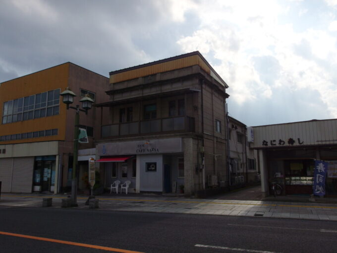 5月下旬蔵の街小江戸栃木蔵の街大通り沿いに建つカフェなずなの渋い建物