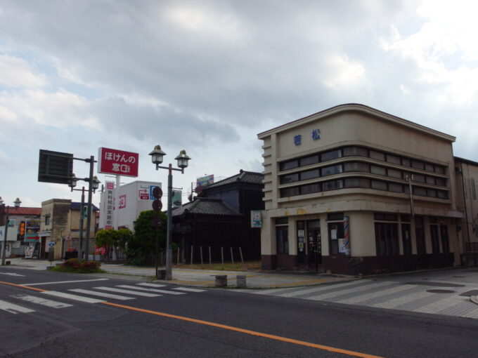 5月下旬蔵の街小江戸栃木蔵の街大通り沿いに建つ昭和初期生まれの理容若松の味わい深い建物