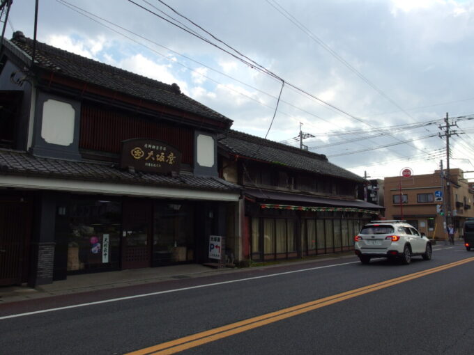 5月下旬夕刻の佐野大坂屋本店の重厚感ある見世蔵