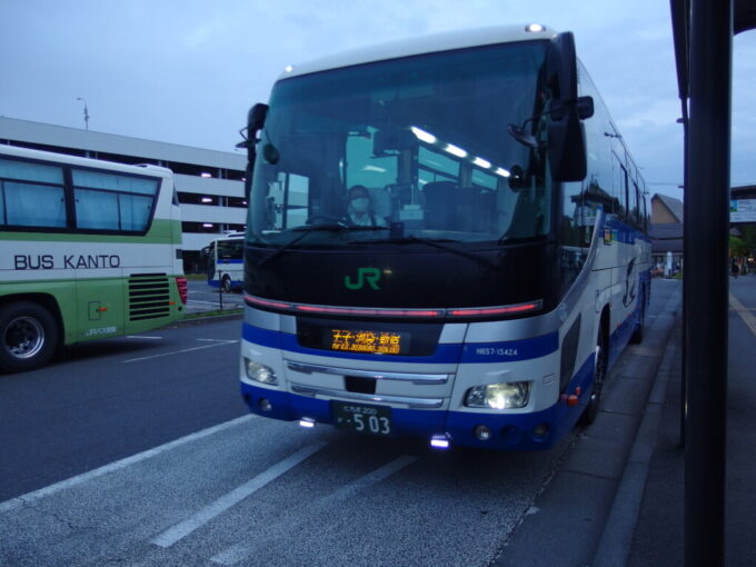 5月下旬夕暮れ時の佐野新都市バスターミナルに入線するJRバス関東マロニエ新宿号バスタ新宿行き高速バス