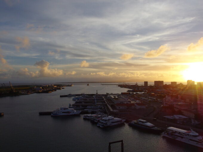 6月下旬夕刻のホテルイーストチャイナシー客室ベランダから望む黄金色に染まる夕景