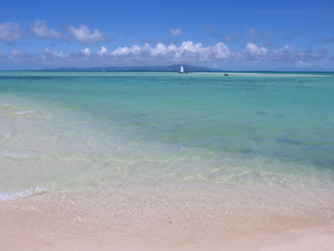 6月下旬夏の竹富島得も言われぬあおさをしているコンドイ浜の海