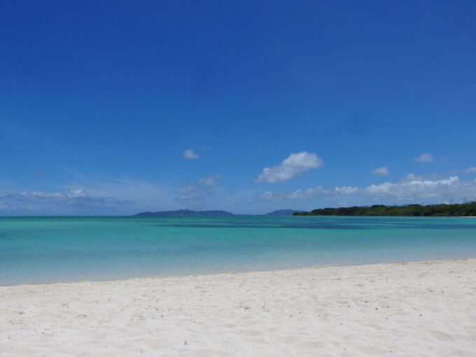 6月下旬夏の竹富島白い砂浜と碧い海のコントラストが美しいコンドイビーチ