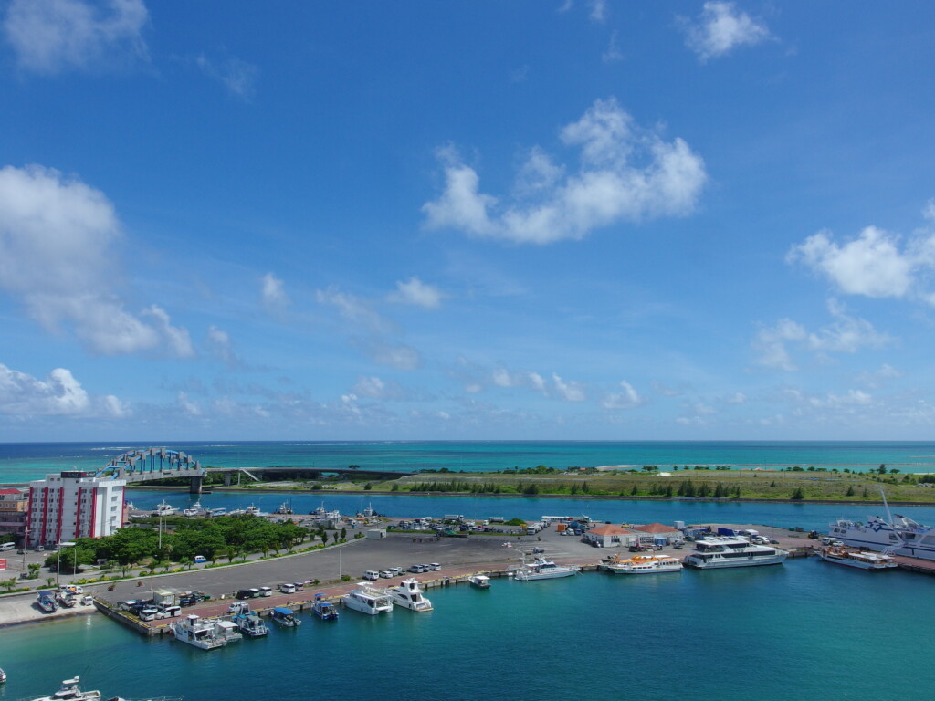 6月下旬夏の石垣島石垣港離島ターミナル至近のホテルイーストチャイナシー客室ベランダから眺める青い海