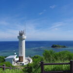 6月下旬夏空の石垣島最北端の平久保崎から望む八重山ブルーの水平線と白亜の灯台の絶景