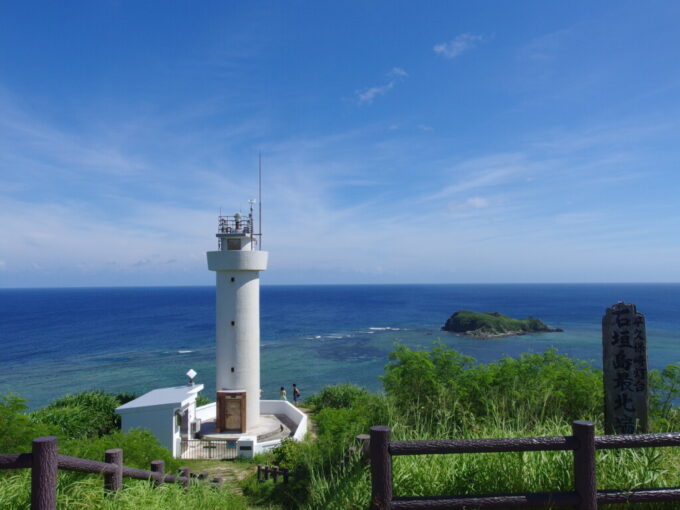 6月下旬夏空の石垣島最北端の平久保崎から望む八重山ブルーの水平線と白亜の灯台の絶景