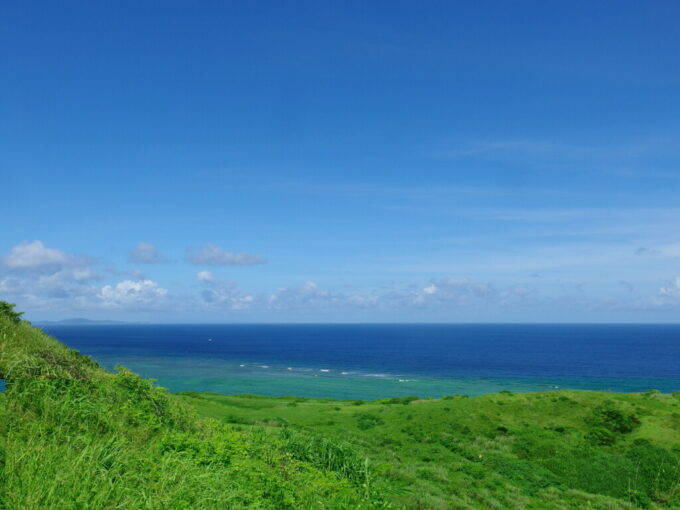 6月下旬夏の石垣島最北端平久保崎から望む東シナ海