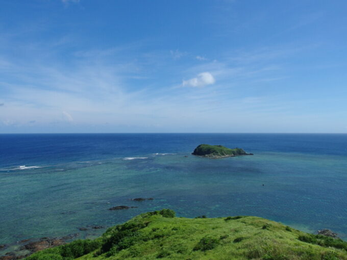 6月下旬夏の石垣島最北端平久保崎から望む大海原と大地離島