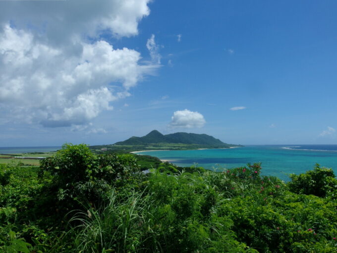 6月下旬夏の石垣島玉取崎から望む平久保半島と東シナ海、フィリピン海