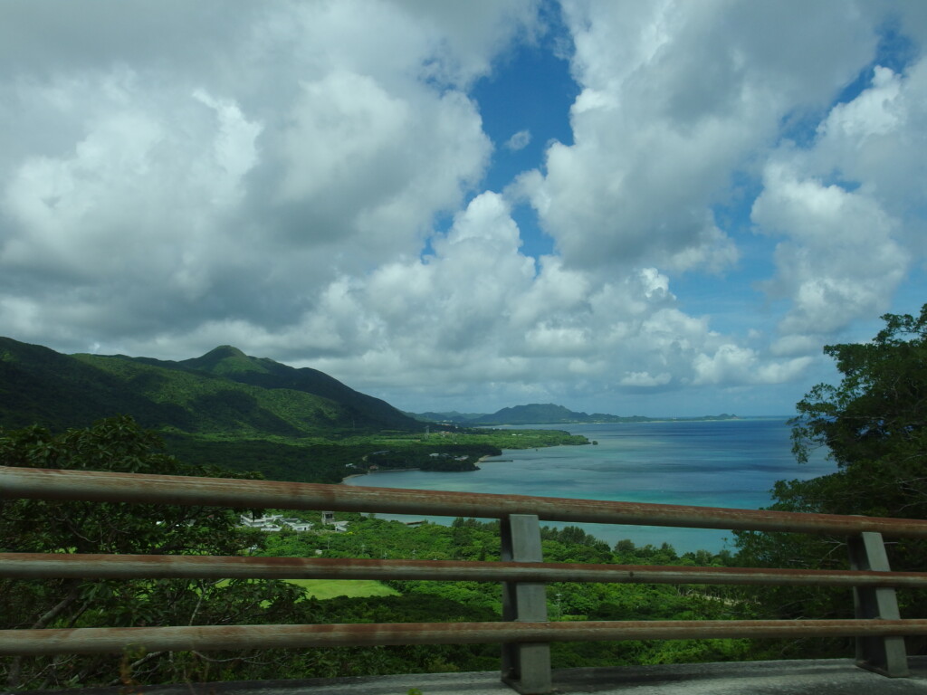 6月下旬夏の石垣島レンタカー車窓から望む碧い海