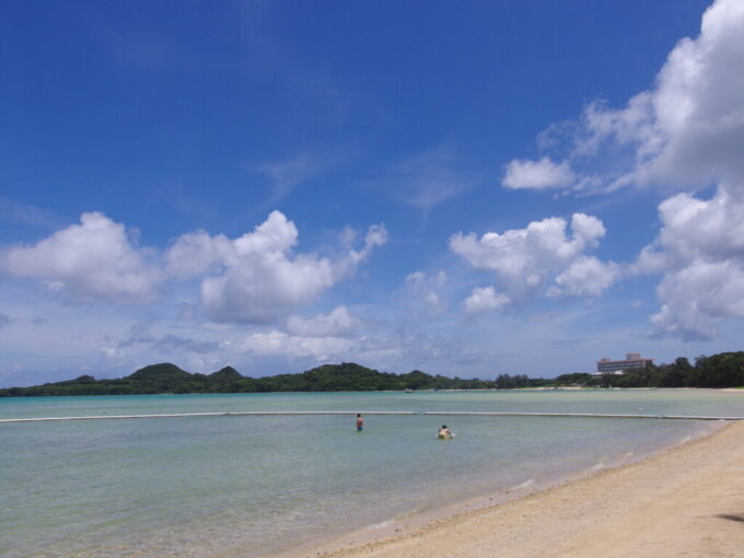 6月下旬夏の石垣島穏やかな底地ビーチから望む想い出の宿石垣シーサイドホテル