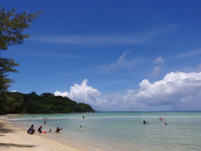 6月下旬夏の石垣島遠浅の海が続く穏やかな底地ビーチ