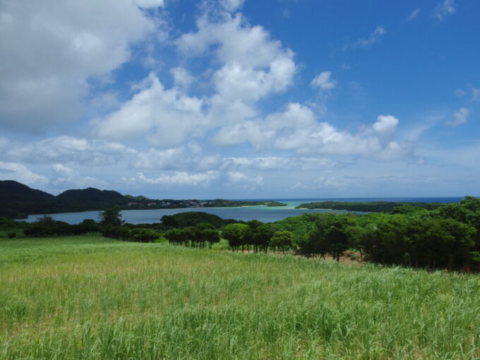 6月下旬夏の石垣島県道79号線沿いの川平湾を展望できる駐車場から望む碧い川平湾