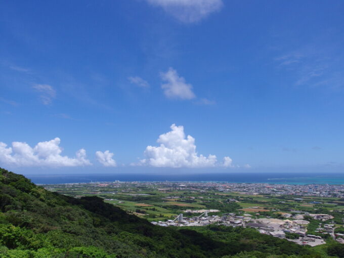 6月下旬夏の石垣島バンナ公園エメラルドの海を見る展望台から望む真栄里の青い海