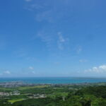 6月下旬夏の石垣島バンナ公園エメラルドの海を見る展望台から望む碧い海と浮かぶ島々