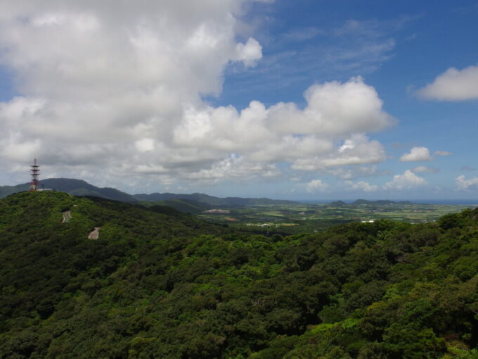 6月下旬夏の石垣島バンナ公園エメラルドの海を見る展望台から望むバンナ岳と沖縄県最高峰於茂登岳