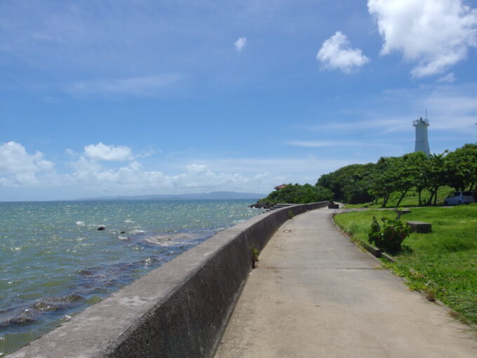 6月下旬夏の石垣島琉球観音埼灯台と遠浅の海