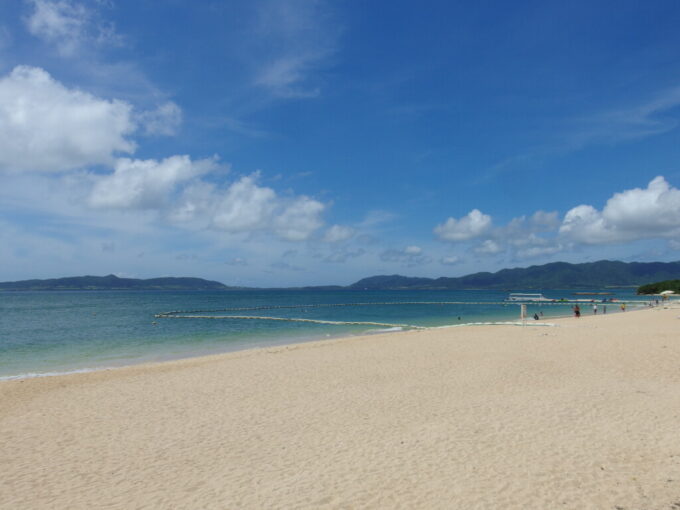 6月下旬夏の石垣島白い砂浜と青い海の対比が美しいフサキビーチ