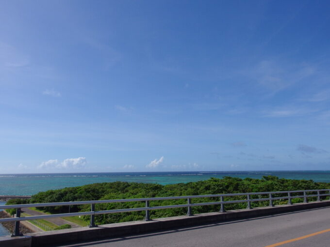 7月上旬夏の石垣島サザンゲートブリッジ橋上から望む珊瑚礁の碧い海