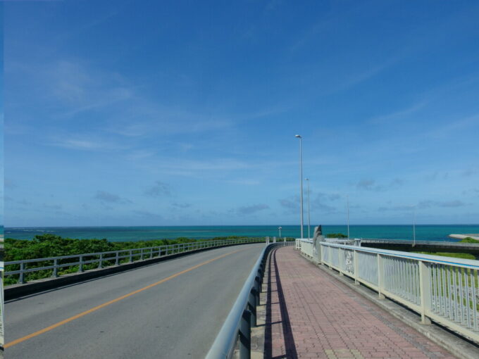 7月上旬夏の石垣島サザンゲートブリッジから望む水平線