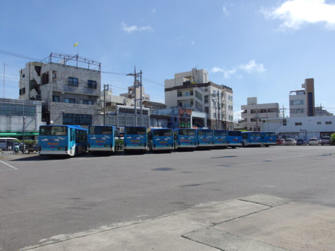 7月上旬夏の石垣島バスターミナルずらりと圧巻の東運輸おしりビュー