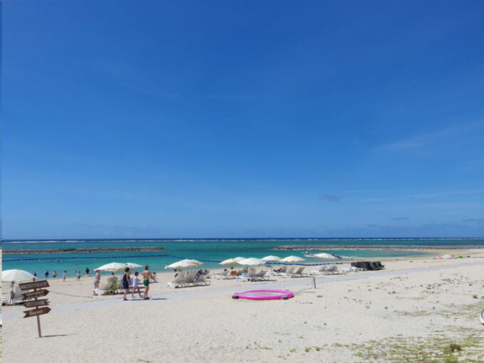 7月上旬夏の石垣島純白の砂浜と碧い海青い空が映える真栄里ビーチ