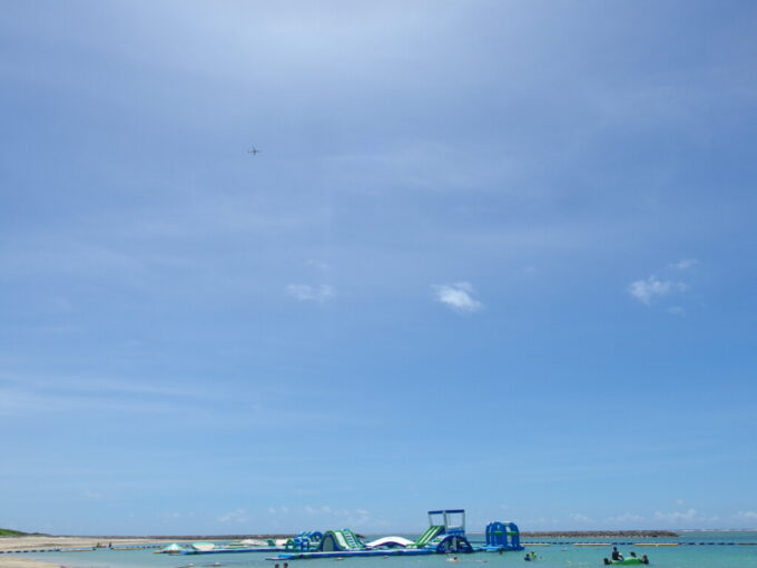 7月上旬夏の石垣島真栄里ビーチ上空を上昇する飛行機