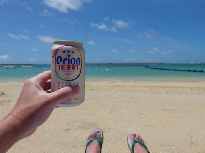 7月上旬夏の石垣島真栄里ビーチであおさを浴びつつ飲む冷たいオリオン