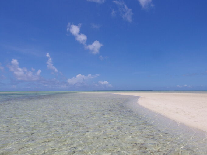 7月上旬夏の竹富島干潮時には歩いて渡れる白砂でできた中洲の島へ