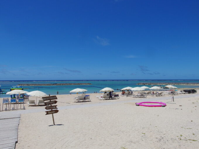 7月上旬夏の石垣島大潮で潮が引いても心地よい冷たさを愉しめる真栄里ビーチ