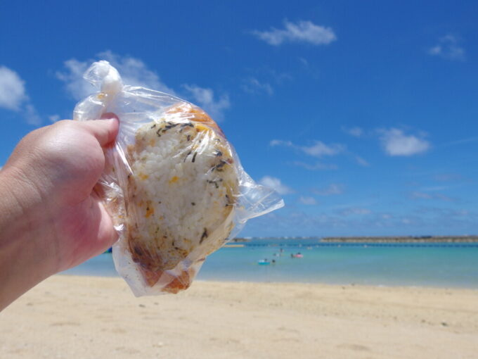 7月上旬夏の石垣島真栄里ビーチで味わう知念商会名物オニササ