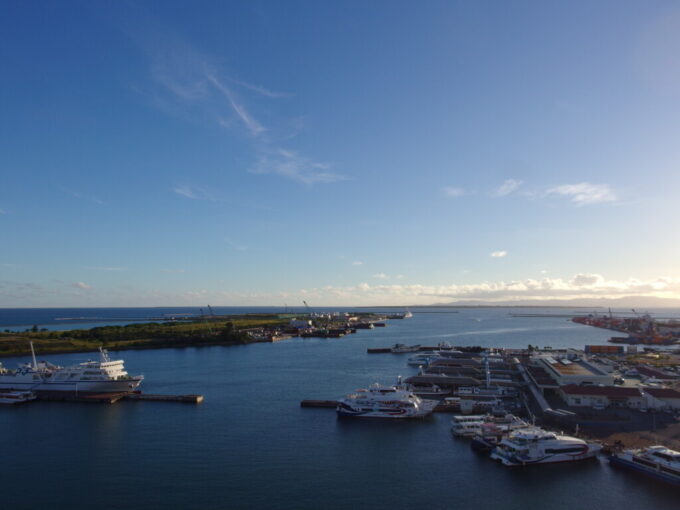 7月上旬夏の石垣島石垣港離島ターミナル至近のホテルイーストチャイナシーから望む夕刻のうつくしい空色