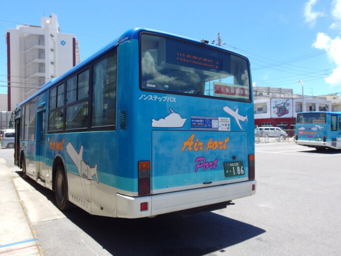 7月上旬夏の石垣島バスターミナルから東運輸の10系統空港線バスに乗り真栄里ビーチへ