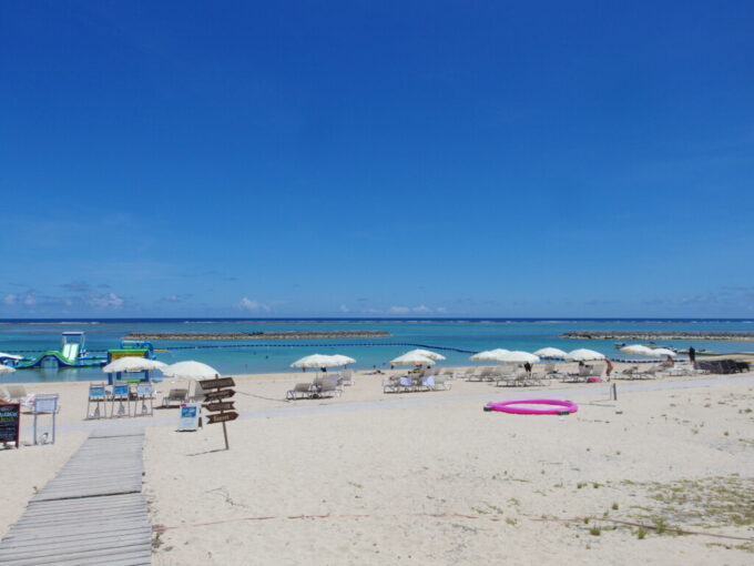 7月上旬夏の石垣島目の覚めるような白い砂浜と空の青、海の碧のコントラストが素晴らしい真栄里ビーチ