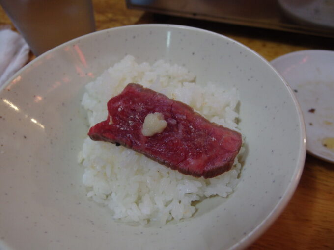 7月上旬夏の石垣島焼肉オリオン石垣牛ランプブロックジューシーな旨い赤身を白飯にど～ん