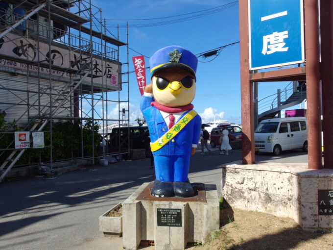 7月上旬夏の石垣島730交差点で交通安全を見守るお巡りさんぱいーぐる君