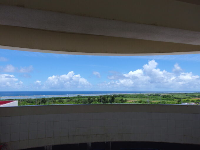 7月上旬夏の石垣島南ぬ島石垣空港展望デッキから望む今年最後の肉眼で見るあおい海