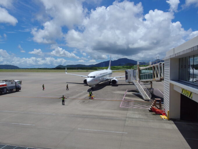 7月上旬夏の石垣島南ぬ島石垣空港搭乗待合室から望むうちなーの翼JTA日本トランスオーシャン航空B737那覇行き