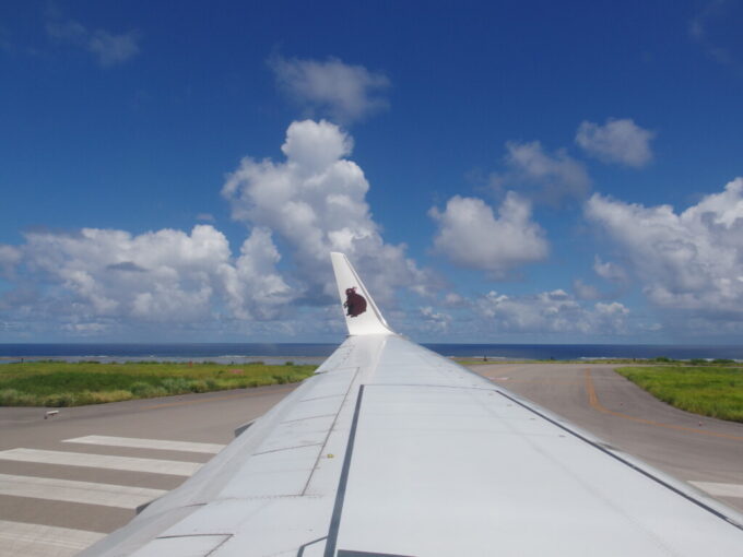 7月上旬夏の石垣島南ぬ島石垣空港うちなーの翼JTA日本トランスオーシャン航空B737那覇行き滑走路始端から望む石垣のあおい海