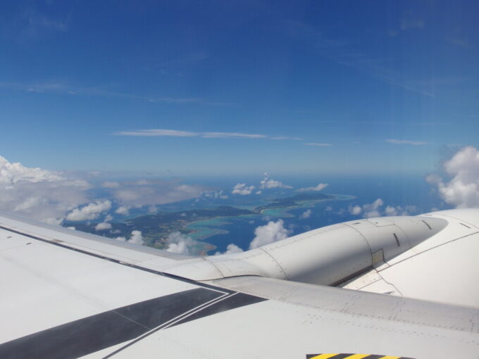 7月上旬夏の石垣島南ぬ島石垣空港を離陸したうちなーの翼JTA日本トランスオーシャン航空那覇行きB737機窓を彩る石垣島の美しい島影