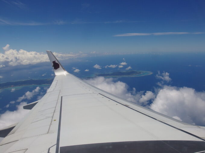 7月上旬夏の石垣島南ぬ島石垣空港を離陸したうちなーの翼JTA日本トランスオーシャン航空那覇行きB737機窓に石垣島最北端平久保崎が見えついに別れのとき