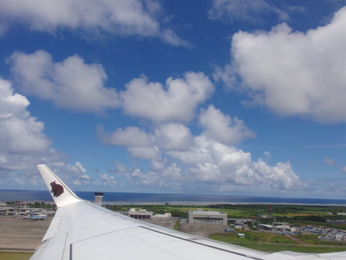 7月上旬夏の石垣島南ぬ島石垣空港うちなーの翼JTA日本トランスオーシャン航空那覇行きB737型機は滑走を経て身軽に離陸