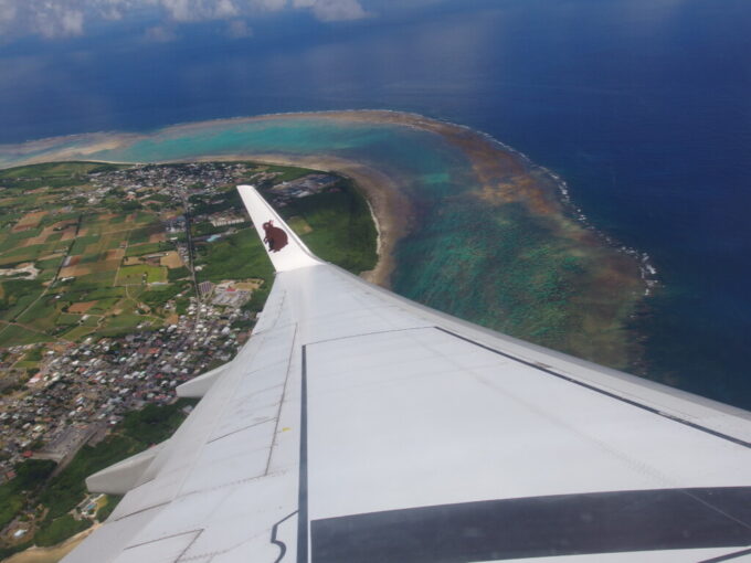 7月上旬夏の石垣島南ぬ島石垣空港を離陸したうちなーの翼JTA日本トランスオーシャン航空那覇行きB737型機は器用に旋回し眼下に広がる青い珊瑚礁を望む