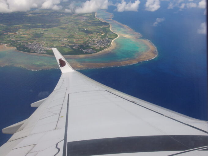 7月上旬夏の石垣島南ぬ島石垣空港を離陸したうちなーの翼JTA日本トランスオーシャン航空那覇行きB737型機から望むうつくしい石垣島