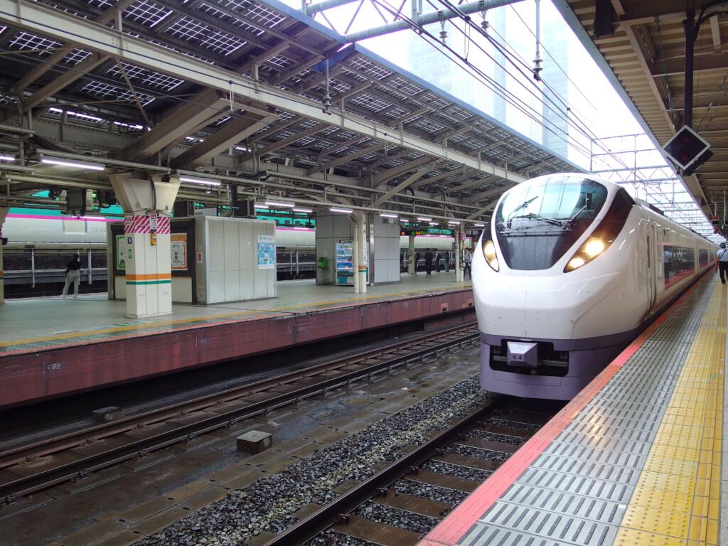 7月中旬雨の東京駅に入線するE657系ときわ号勝田行き